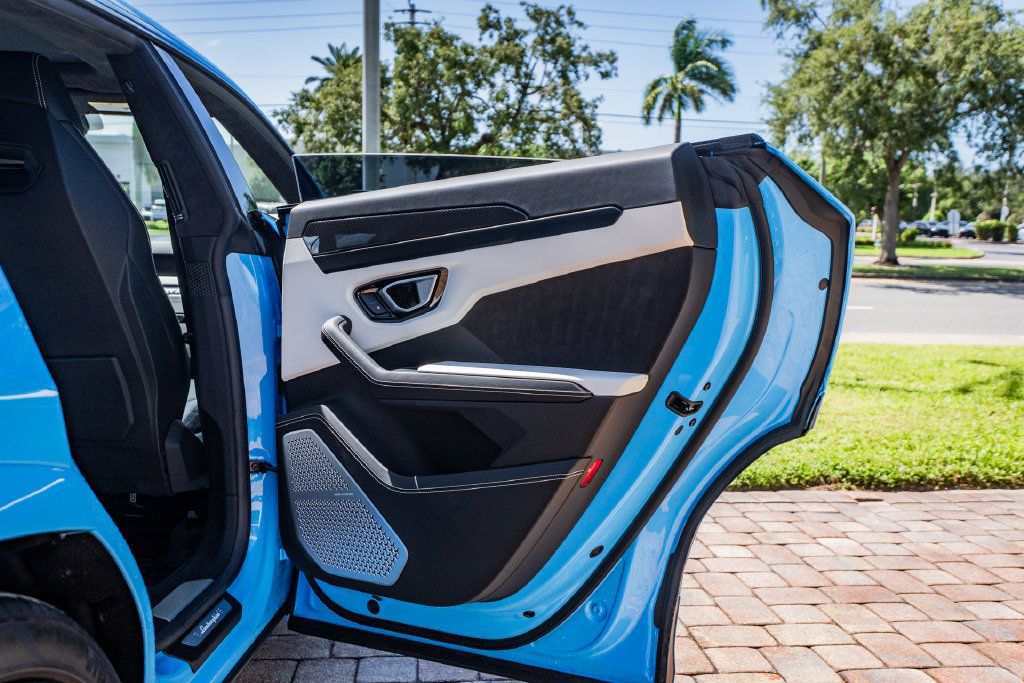 Used 2022 Lamborghini Urus AWD/4WD image 38