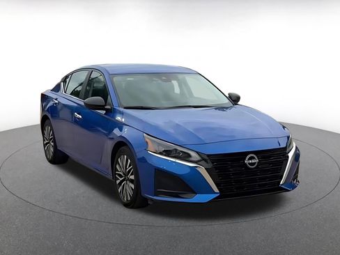 Used 2025 Nissan Altima 2.5 SV FWD image 3