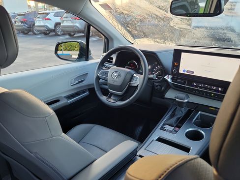 Used 2025 Toyota Sienna XLE image 14