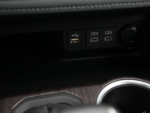 Used 2024 Toyota Highlander Limited image 10