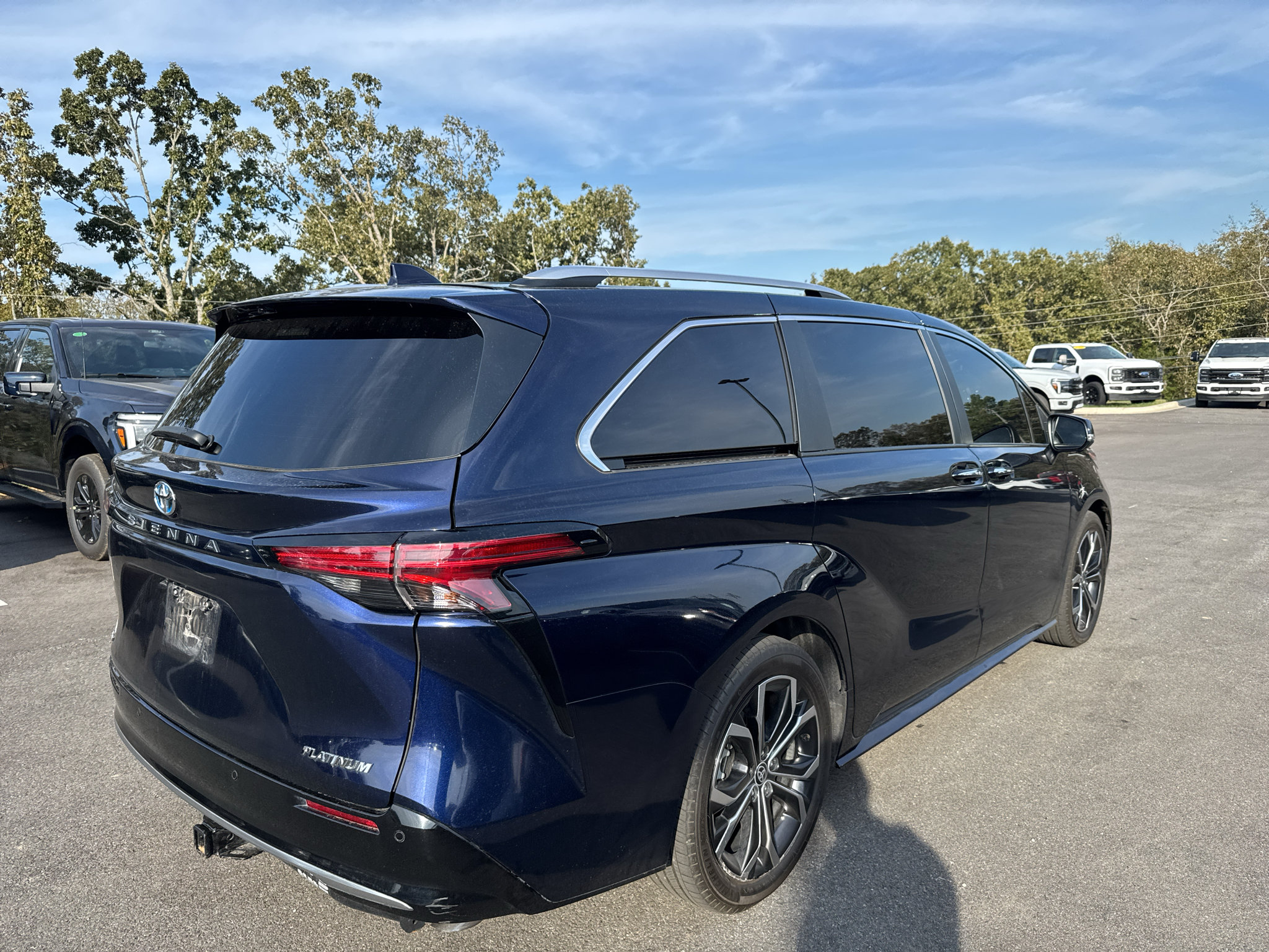 Used 2025 Toyota Sienna Platinum FWD image 5