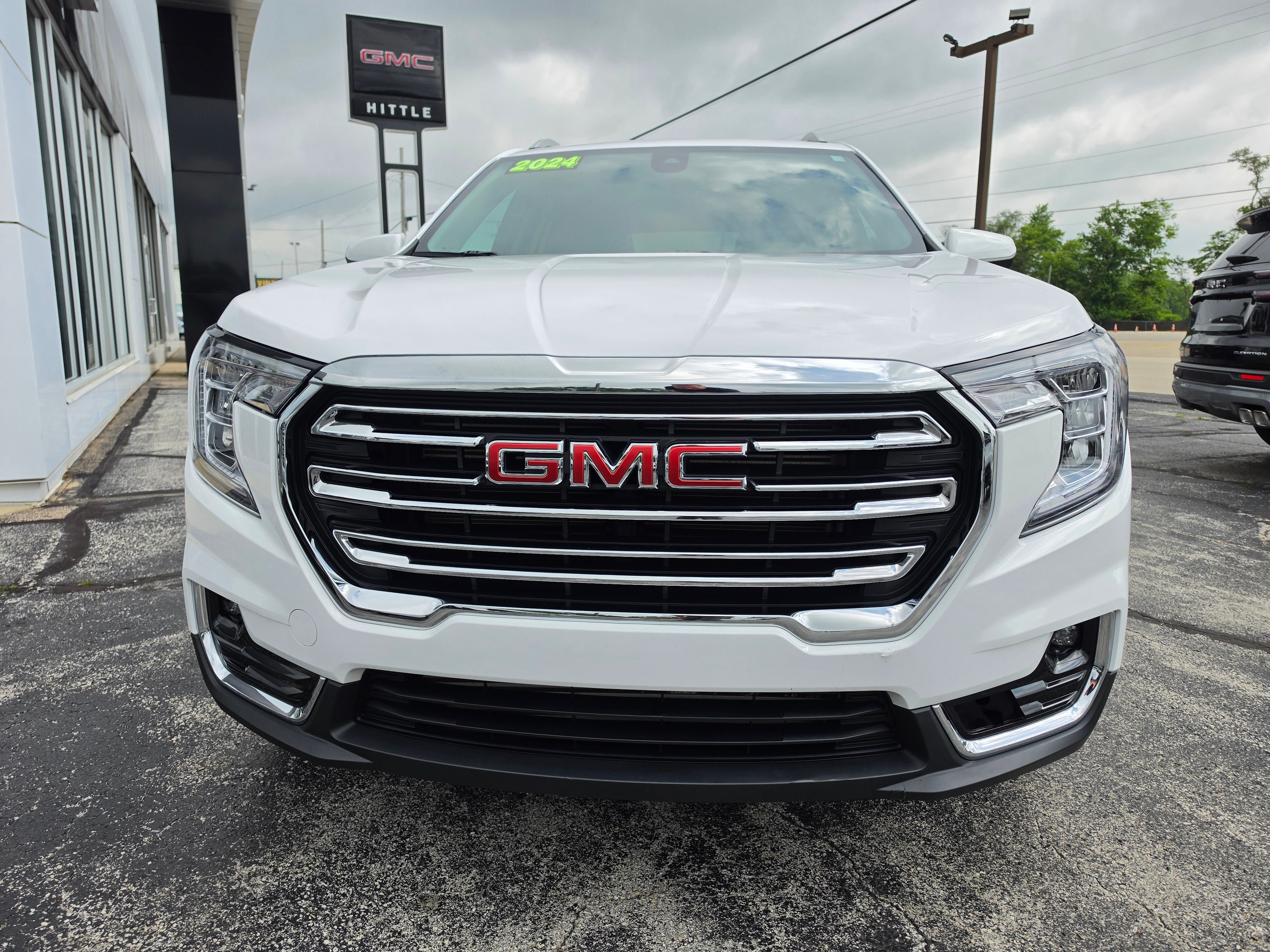 Used 2024 GMC Terrain SLT FWD image 2