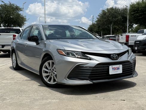 Used 2022 Toyota Camry LE FWD image 2