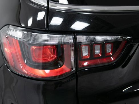 Used 2023 Jeep Compass Latitude image 30