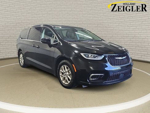Used 2024 Chrysler Pacifica Touring-L FWD image 3