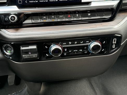 Certified 2025 GMC Sierra 1500 SLT image 35