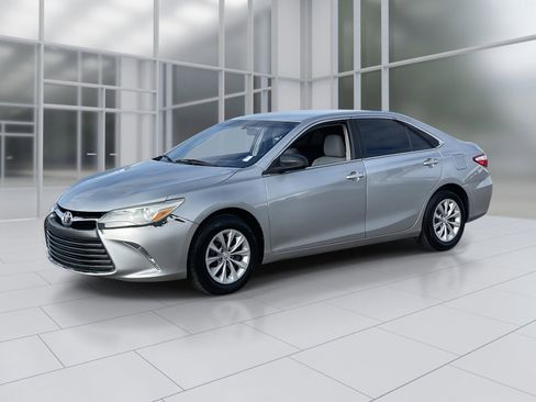 Used 2016 Toyota Camry LE image 2