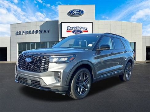 Used 2025 Ford Explorer ST-Line w/ ST-Line Street Pack image 2