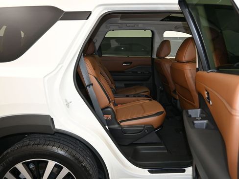 Certified 2023 Nissan Pathfinder Platinum image 28