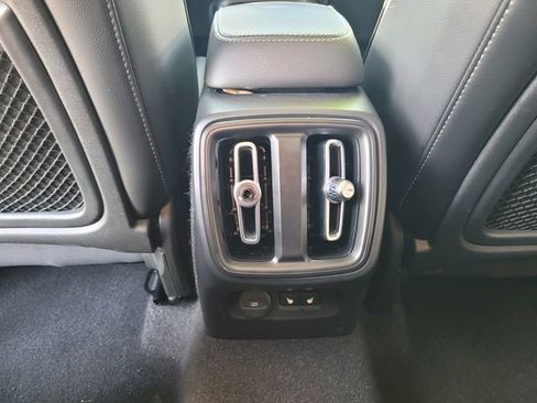 Used 2023 Volvo XC40 B5 Plus image 17