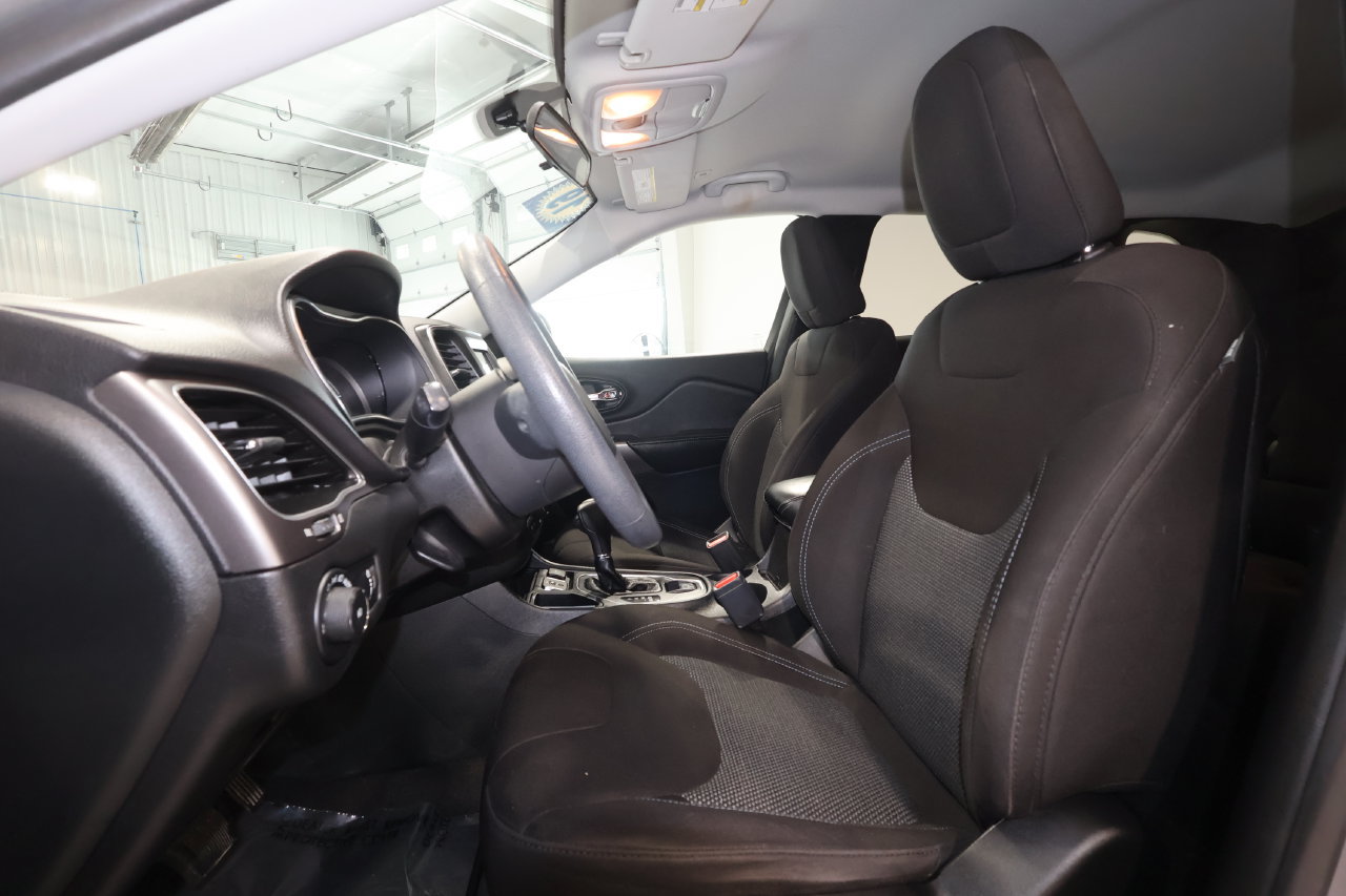 Used 2019 Jeep Cherokee Latitude w/ Popular Appearance Group FWD image 13