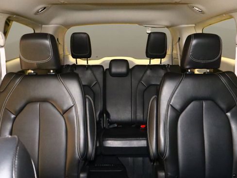 Used 2024 Chrysler Pacifica Touring-L image 22