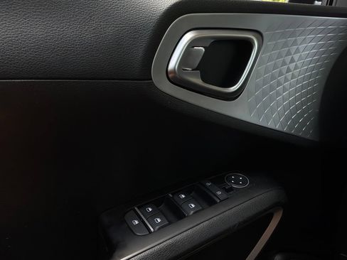 Used 2025 Kia Soul LX w/ LX Technology Package FWD image 19