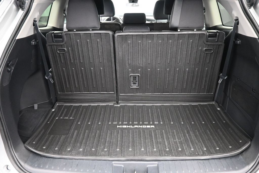 Used 2022 Toyota Highlander L AWD/4WD image 16