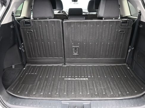 Used 2022 Toyota Highlander L AWD/4WD image 16