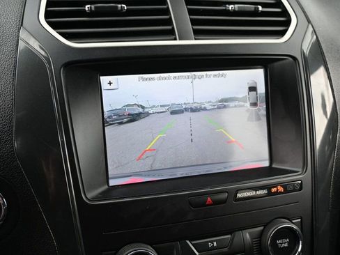 Used 2019 Ford Explorer XLT w/ Equipment Group 201A FWD image 11