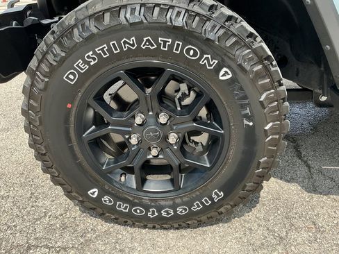 Certified 2025 Jeep Gladiator Sport AWD/4WD image 30