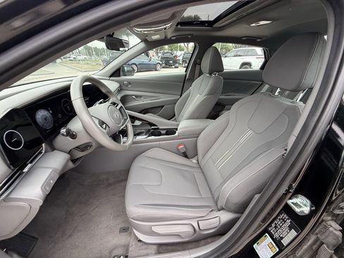 Used 2025 Hyundai Elantra SEL FWD image 29