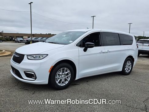 New 2026 Chrysler Pacifica Select image 3