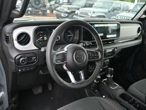 Used 2025 Jeep Wrangler Unlimited Sahara w/ Safety Group AWD/4WD image 11