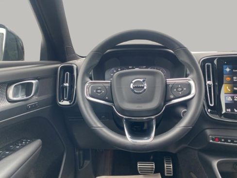 Used 2022 Volvo XC40 T4 R-Design w/ Climate Package image 18