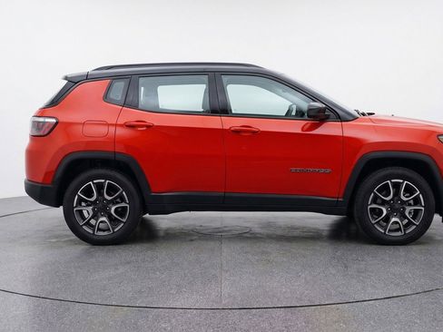 Used 2025 Jeep Compass Trailhawk AWD/4WD image 11