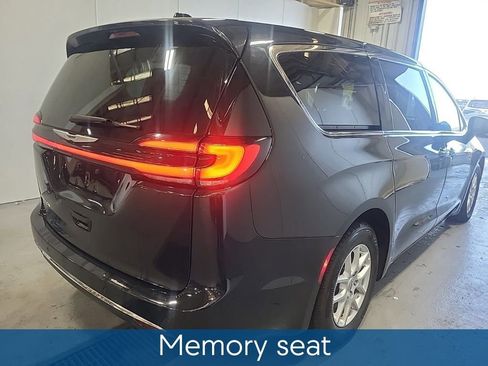 Used 2024 Chrysler Pacifica Touring-L image 6