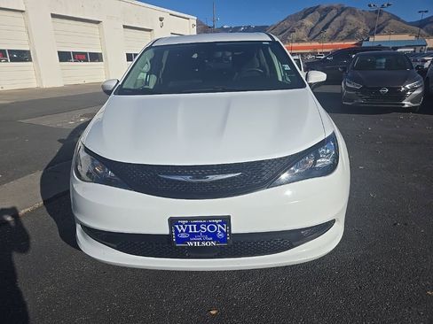 Used 2023 Chrysler Voyager LX image 2
