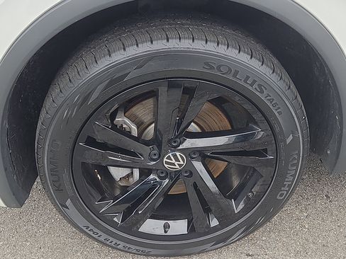 Certified 2024 Volkswagen Tiguan SE R-Line image 5