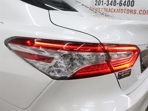 Used 2020 Toyota Camry XLE FWD image 9