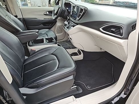 Certified 2024 Chrysler Pacifica Touring-L image 24