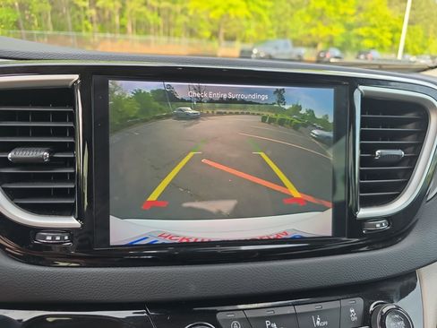Used 2024 Chrysler Pacifica Touring-L FWD image 21