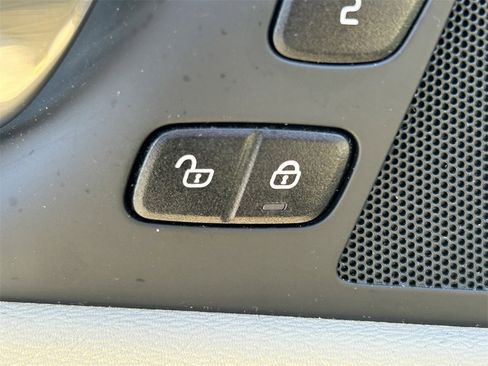 Used 2021 Volvo XC60 T5 Momentum w/ Protection Package Premier image 25