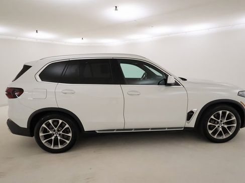 Used 2024 BMW X5 xDrive50e image 2