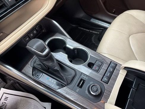 Used 2020 Toyota Highlander Limited image 25