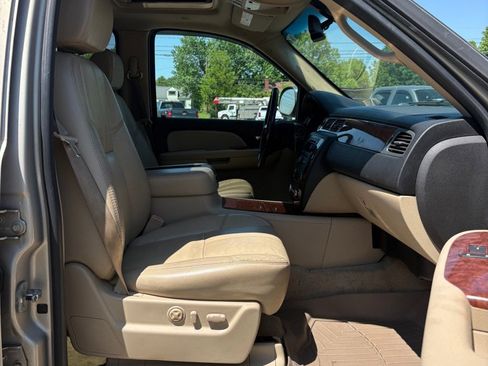Used 2007 Chevrolet Suburban LTZ w/ LTZ Preferred Equipment Group AWD/4WD image 11