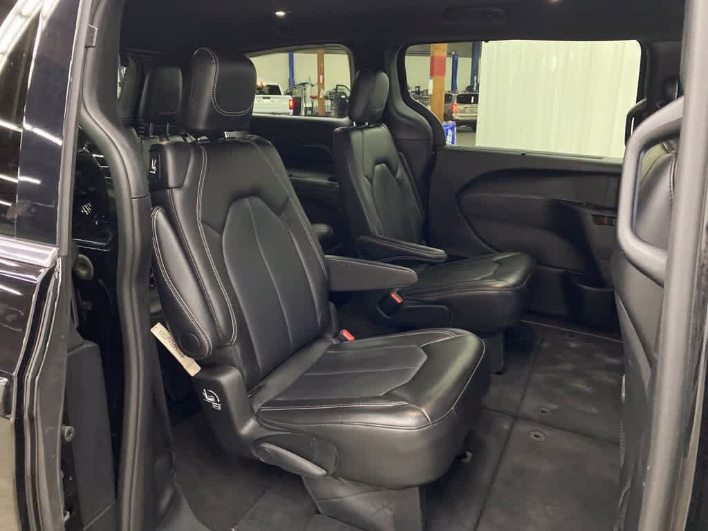 Used 2025 Chrysler Pacifica Select FWD image 16