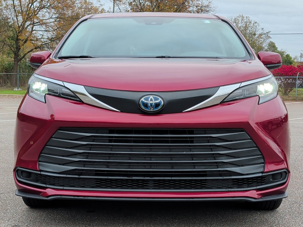 Certified 2024 Toyota Sienna LE AWD/4WD image 13