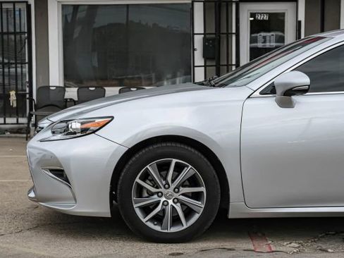 Used 2016 Lexus ES 300h image 17