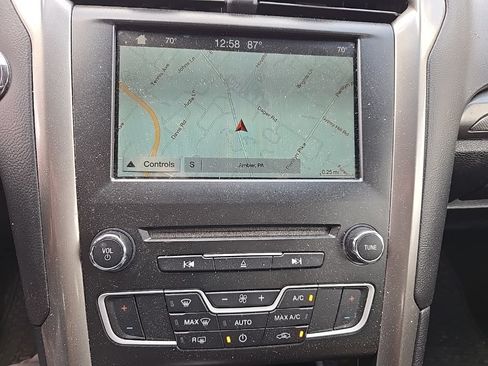 Used 2018 Ford Fusion SE w/ Fusion SE Technology Package FWD image 11