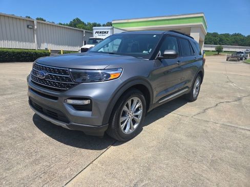 Used 2023 Ford Explorer XLT w/ Equipment Group 202A RWD image 3