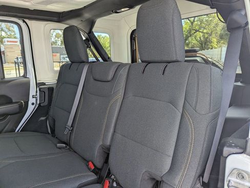 Used 2025 Jeep Wrangler Sahara image 14