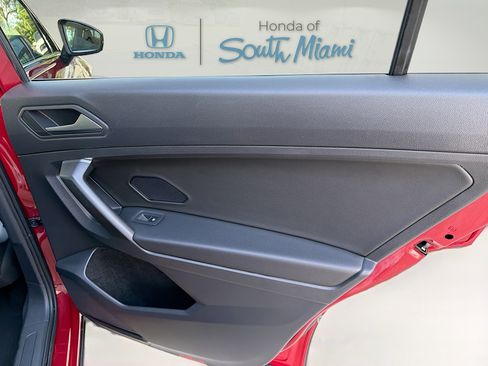 Used 2021 Volkswagen Tiguan SE image 30