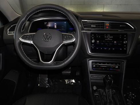 Used 2022 Volkswagen Tiguan SE image 11