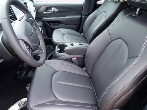 New 2025 Chrysler Pacifica Select image 13