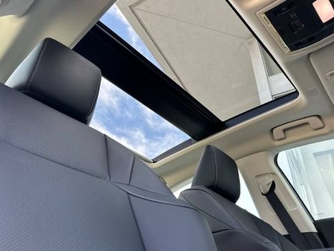 Used 2025 Lexus ES 350 w/ Premium Package FWD image 19