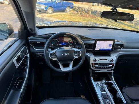 Used 2022 Ford Explorer XLT w/ Equipment Group 202A image 6