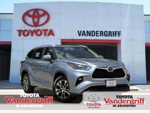 Certified 2024 Toyota Highlander XLE FWD image 1