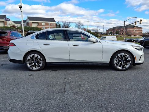 Certified 2025 BMW 530i xDrive w/ Premium Package image 7