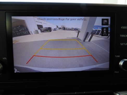 Used 2022 Kia Carnival LX image 28